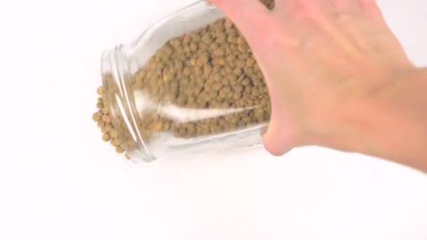 Verter semillas de lentejas verdes del frasco de vidrio — Vídeo de stock