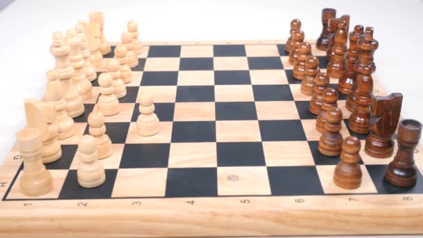 Швидка перемога в шахах. Чоловік і жінка грають — стокове відео
