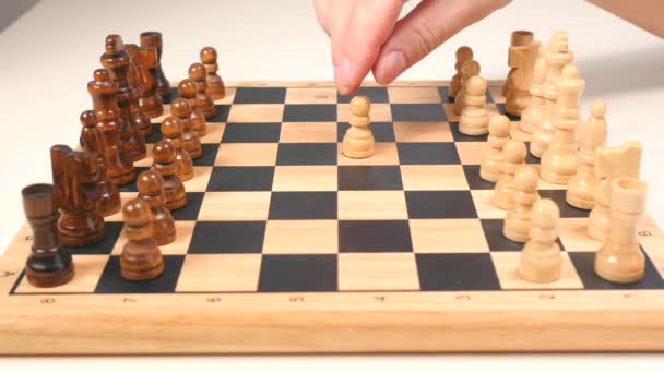 Man och kvinna spelar schack — Stockvideo