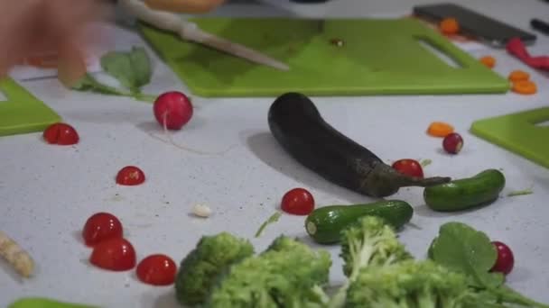 由蔬菜制成的滑稽卡通脸的创意食品概念 — 图库视频影像