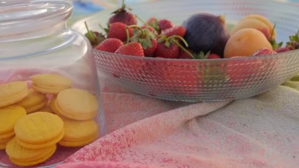 Concetto di vacanza estiva con lavanda, frutta e biscotti sulla spiaggia — Video Stock