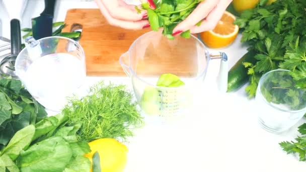 Les mains des femmes préparant un cocktail vert sain — Video