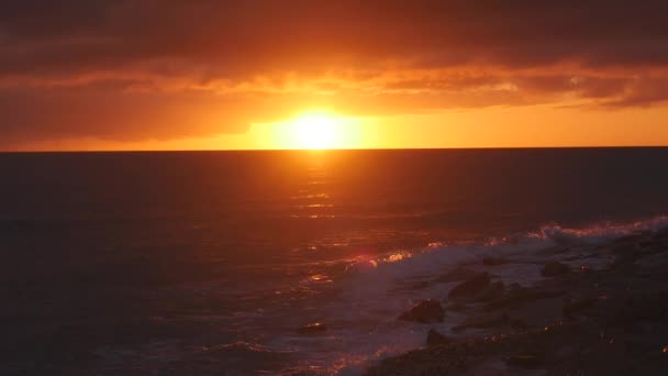 Beuatalmas naplemente a tengerparton — Stock videók