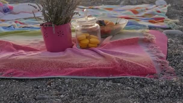 Концепция летнего отдыха с лавандой, фруктами и печеньем на пляже — стоковое видео