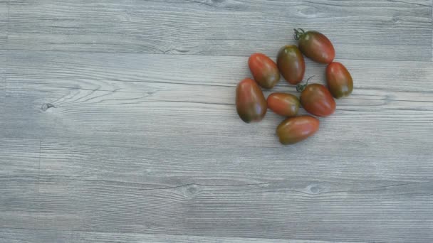 Mulher coloca tomates cereja na forma de um coração — Vídeo de Stock
