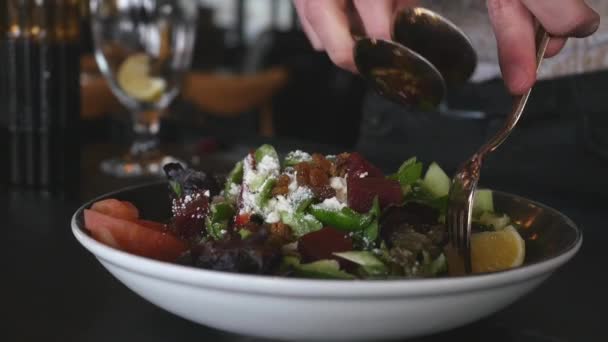 Verter jugo de limón y aceite de oliva en ensalada verde saludable — Vídeo de stock