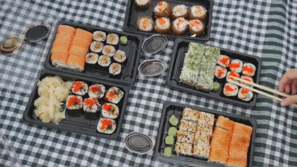 Vista aérea de comer sushi — Vídeo de stock