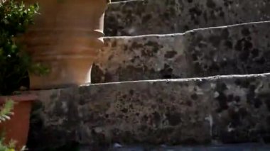 Taş merdivenlere tırmanmak.