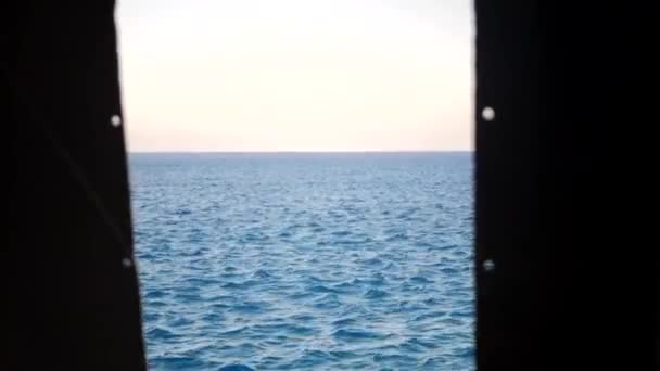 창문을 통해 바다의 전경 — 비디오