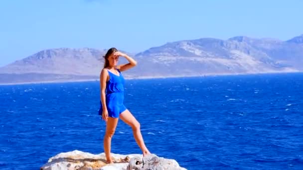 海の近くに青い全体的なドレスで美しい女性 — ストック動画