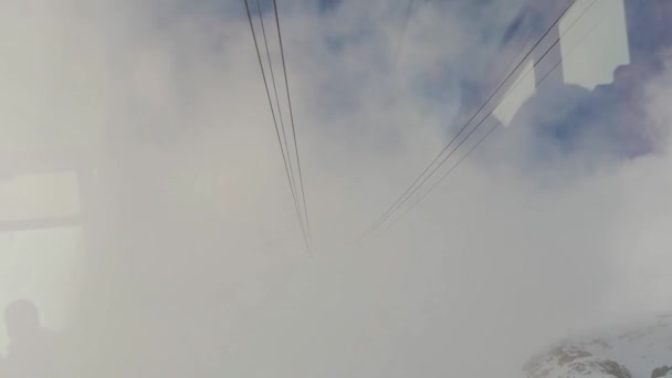 Blick von einer Hütte auf eine Seilbahn — Stockvideo