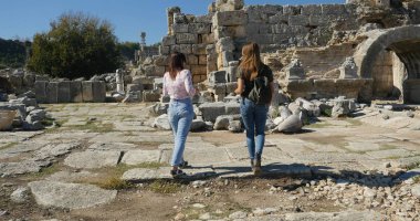 Açık hava müzesinde antik tapınak Roma mimarisi yakınında yürüyen turistler