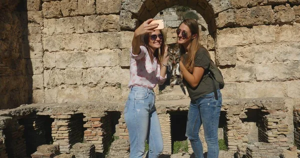 Los turistas toman fotos cerca de la arquitectura romana del templo antiguo en el museo al aire libre — Foto de Stock
