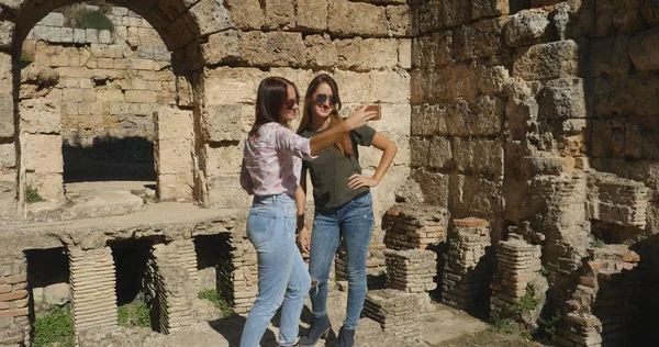 Les touristes prennent des photos près du temple antique architecture romaine en plein air musée — Photo