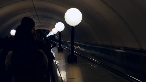 Orang-orang di eskalator bawah tanah — Stok Video