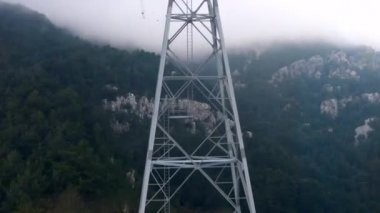 Kabinden teleferik kulesine görünüm