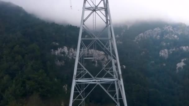 Blick von einer Hütte auf einen Seilbahnturm — Stockvideo