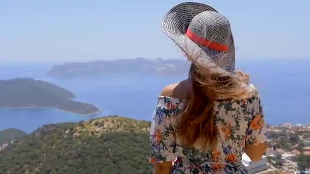 Vrouwelijke reiziger geniet van een prachtig uitzicht op de stad — Stockvideo
