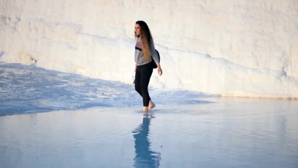 Mujer joven caminando en terrazas Pamukkale — Vídeos de Stock