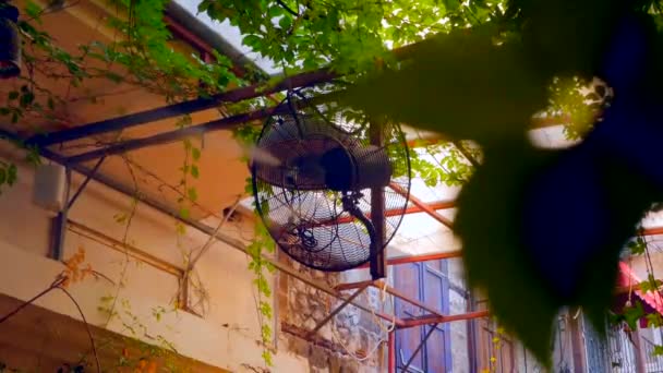 Наружный вентилятор распыления воды в ресторане — стоковое видео