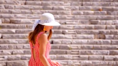 Antik Tiyatro harabelerini izleyen güzel kadın