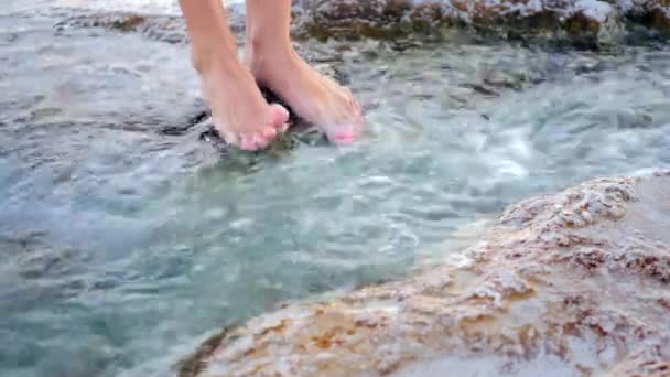 Vrouw benen loopt in het water — Stockvideo