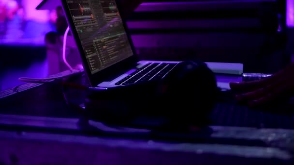 Hűvös DJ a számítógép mögött — Stock videók
