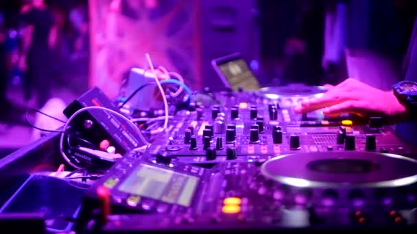 DJ dreht im Club im Blaulicht die Platten — Stockvideo
