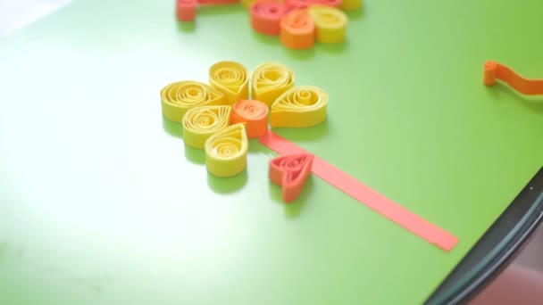 儿童胶水卷曲纸在叶子形状 — 图库视频影像