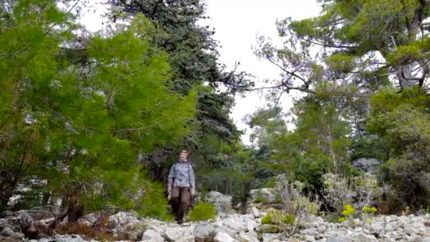 Happy hikers walking outdoors wearing hiker backpacks. — Stock Video