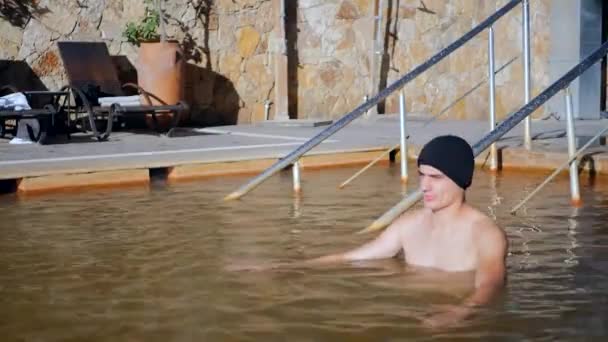 Man in warmwaterbron geothermische zwembad — Stockvideo