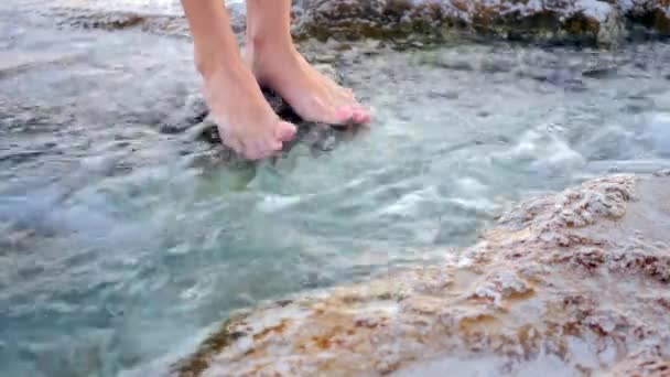 Vrouw benen loopt in het water — Stockvideo