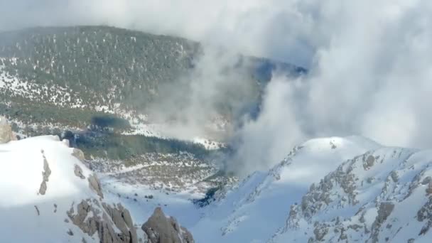 Zeitraffer von sich schnell bewegenden Wolken über den Bergen — Stockvideo
