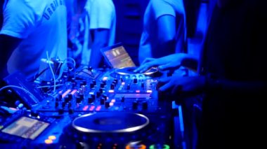 turntable arkasında serin dj