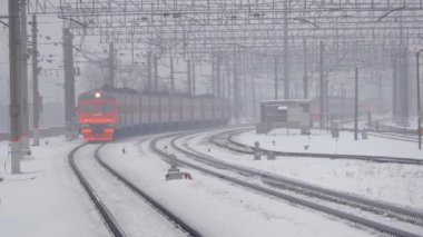 Kışın istasyona gelen tren