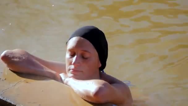 Femme dans la piscine géothermique de source chaude — Video