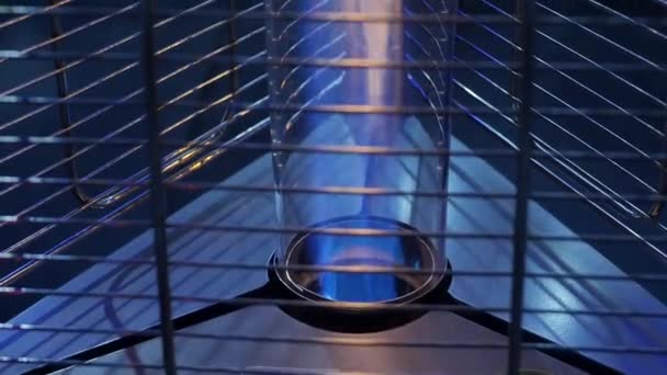 Газовий ліхтарик у скляній кришці з червоним і синім полум'ям — стокове відео