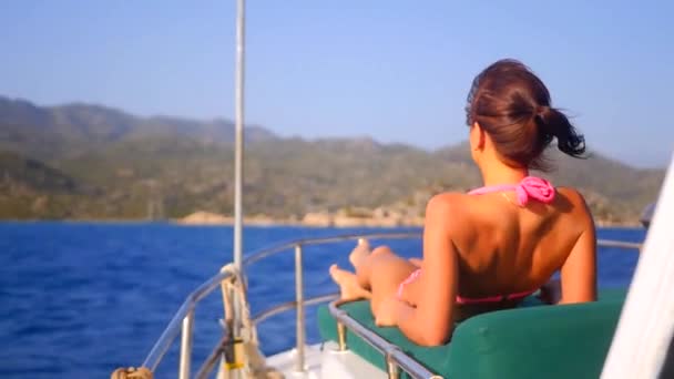 Young sexy woman sunbathing on luxury yacht — Stok video