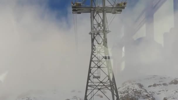 Blick von einer Hütte auf einen Seilbahnturm — Stockvideo