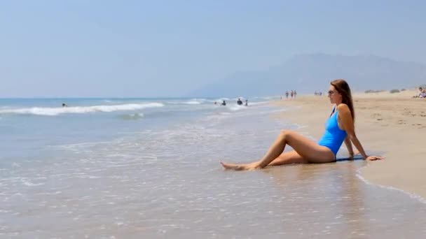 Personas de vacaciones en la playa - mujer relajándose en la playa de arena . — Vídeos de Stock