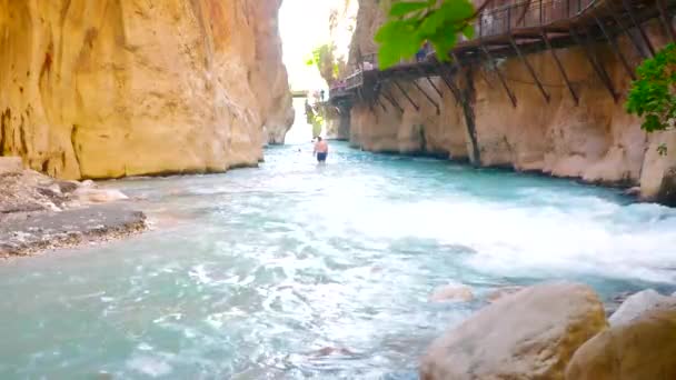 Vista de la gente caminando en el agua al aire libre — Vídeos de Stock