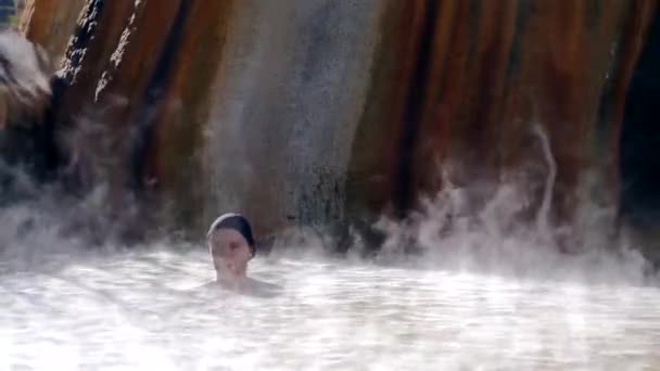Mulher em piscina geotérmica de fonte termal — Vídeo de Stock