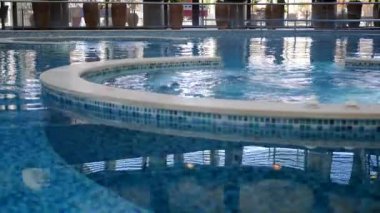 Jakuzi küvetk köpüren su dolu