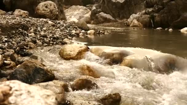 Water falling in slow motion — Stock Video