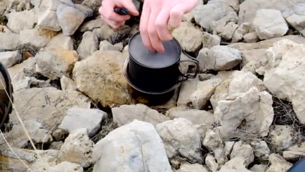 Виготовлення кави або чаю в подорожах — стокове відео