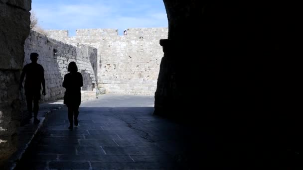 Люди, гуляющие по старому городу Родоса — стоковое видео