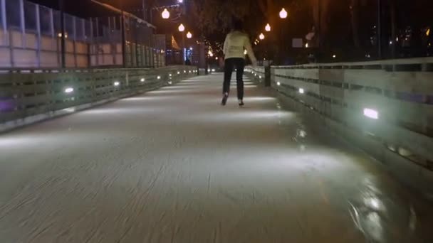 Patinaje sobre hielo mujer en el parque — Vídeos de Stock