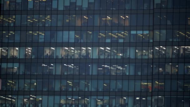 유리 오피스 빌딩에서 일하는 사람들 — 비디오