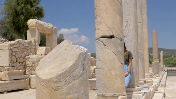 Patara, Türkiye'de sütunlu sokakta yürüyen turist — Stok video