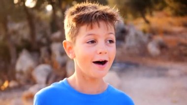 Neşeli küçük çocuk maymun oynamak